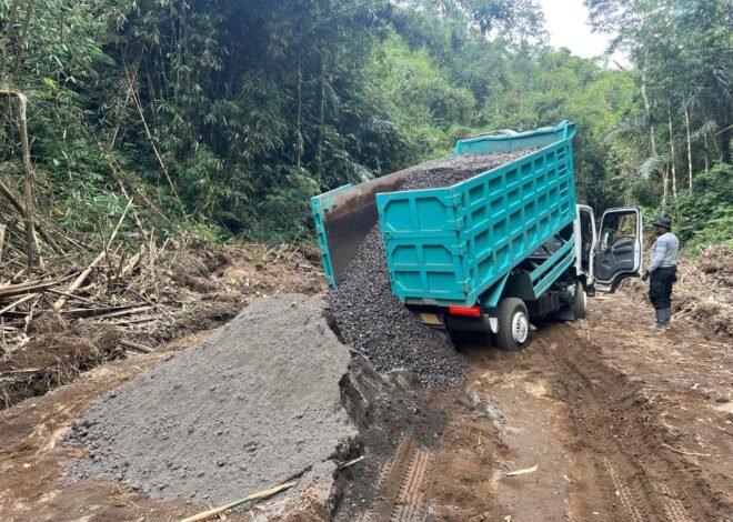 Kabut Kintamani Tak Halangi Semangat Satgas TMMD Ke-129 Kerjakan Rabat Beton