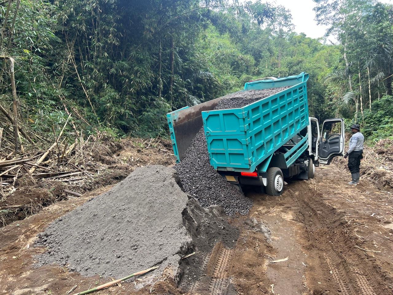 Kabut Kintamani Tak Halangi Semangat Satgas TMMD Ke-129 Kerjakan Rabat Beton