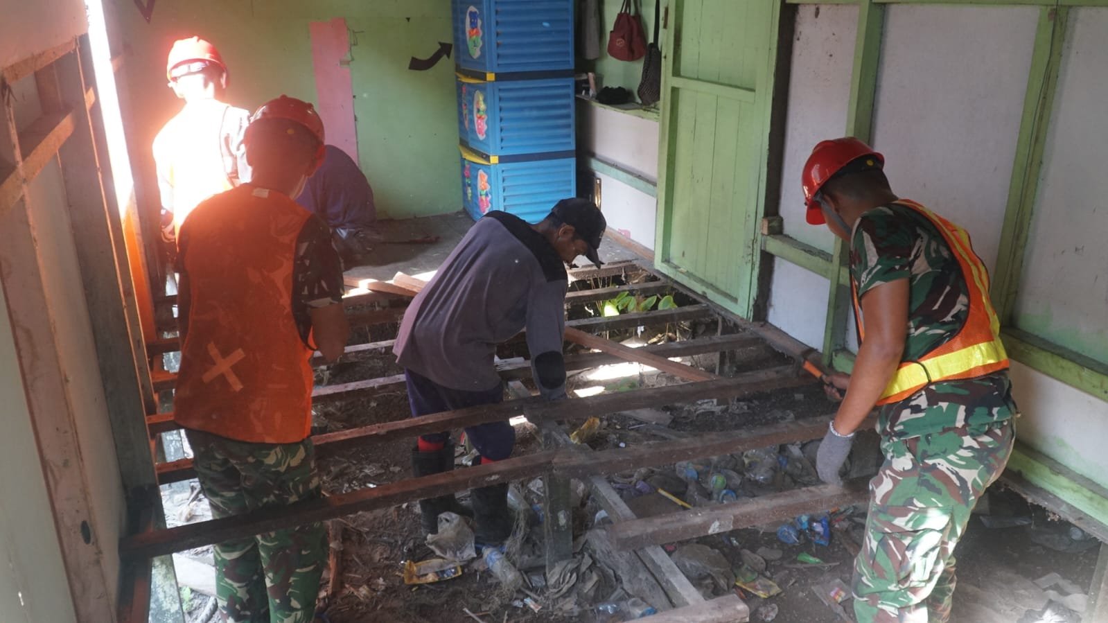 Gotong Royong Satgas TMMD dan Warga Percepat Renovasi RTLH Milik Ibu Wahida