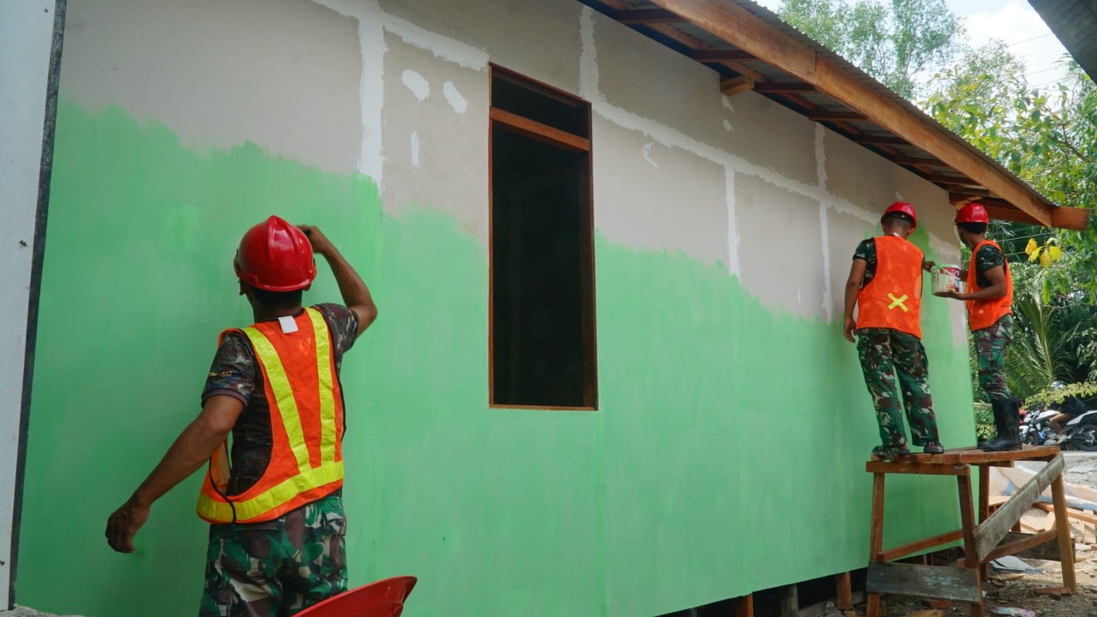 Tahap Pengecatan RTLH Jadi Penanda Rumah Bapak Walianto Hampir Rampung