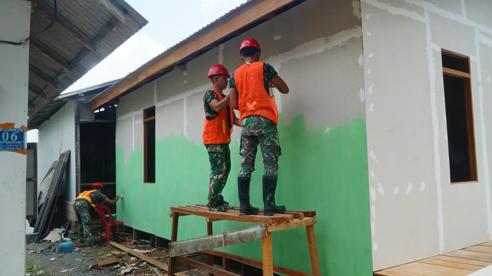 Pengecatan RTLH Bapak Walianto Wujud Nyata Komitmen TMMD Tingkatkan Kualitas Hunian Warga