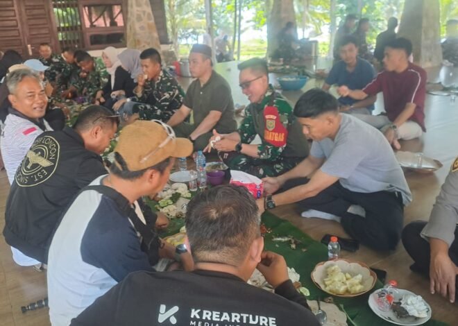 Usai Bersihkan Pantai, Satgas TMMD dan Warga Deniang Lestarikan Tradisi Nganggung