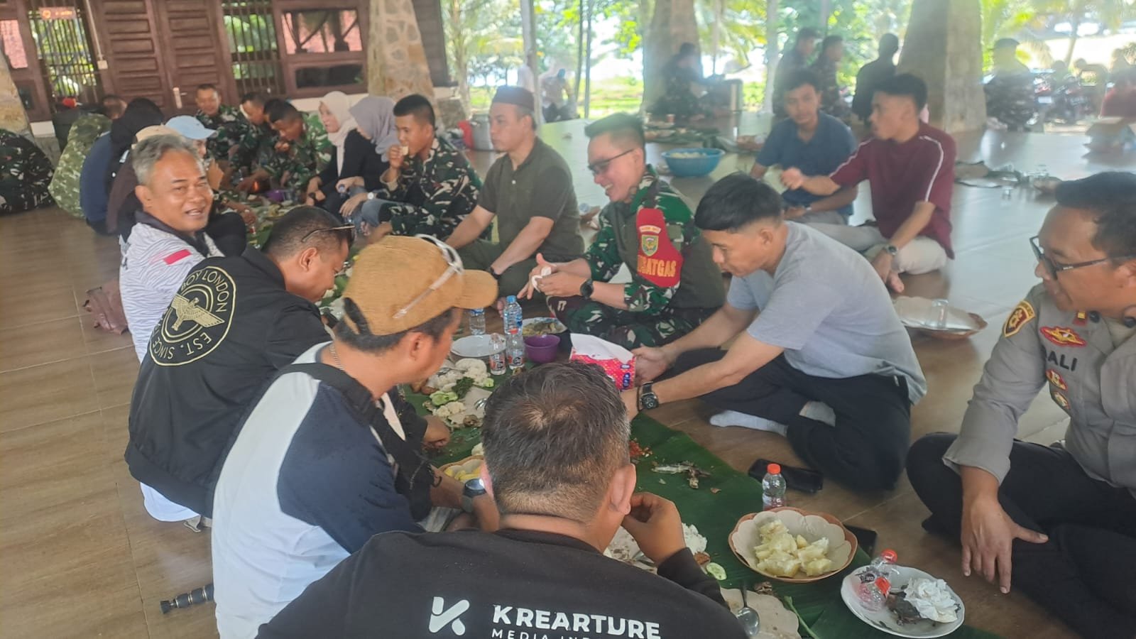 Usai Bersihkan Pantai, Satgas TMMD dan Warga Deniang Lestarikan Tradisi Nganggung