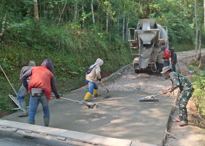 Senyum Warga Cibinong: Betonisasi Jalan TMMD Ke-129 Cianjur Ubah Akses Ekonomi Desa