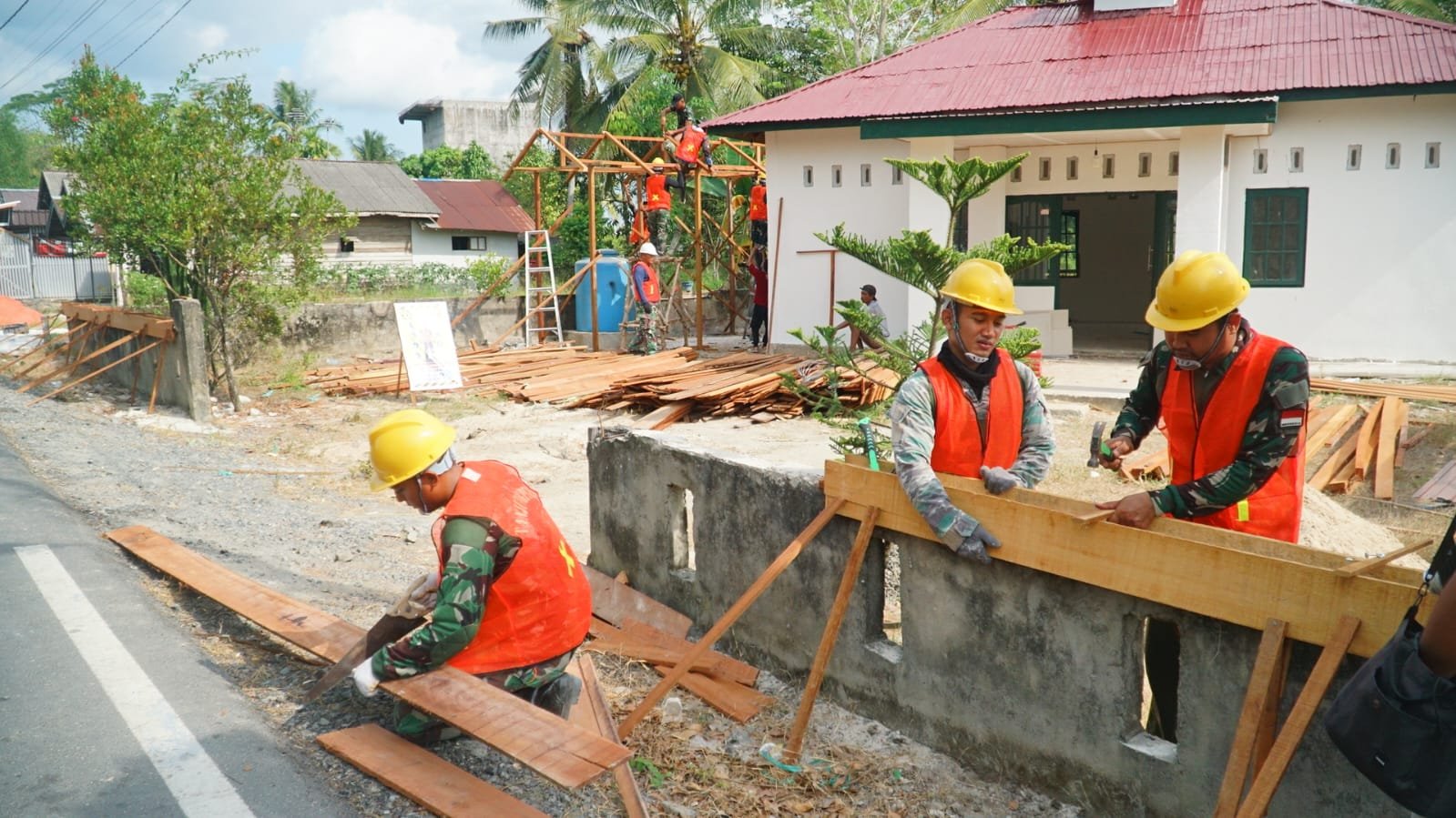 Satgas TMMD Ke-129 Fokus Kerjakan Pemasangan Bekisting Musholla Darul Iman