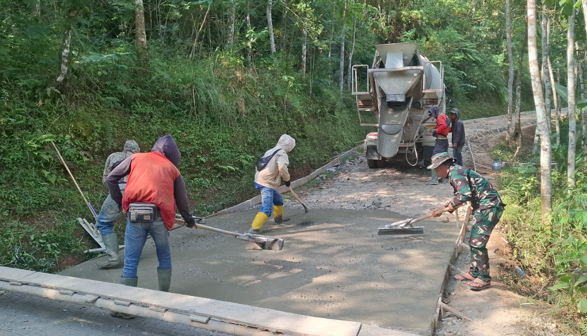 Senyum Warga Cibinong: Betonisasi Jalan TMMD Ke-129 Cianjur Ubah Akses Ekonomi Desa