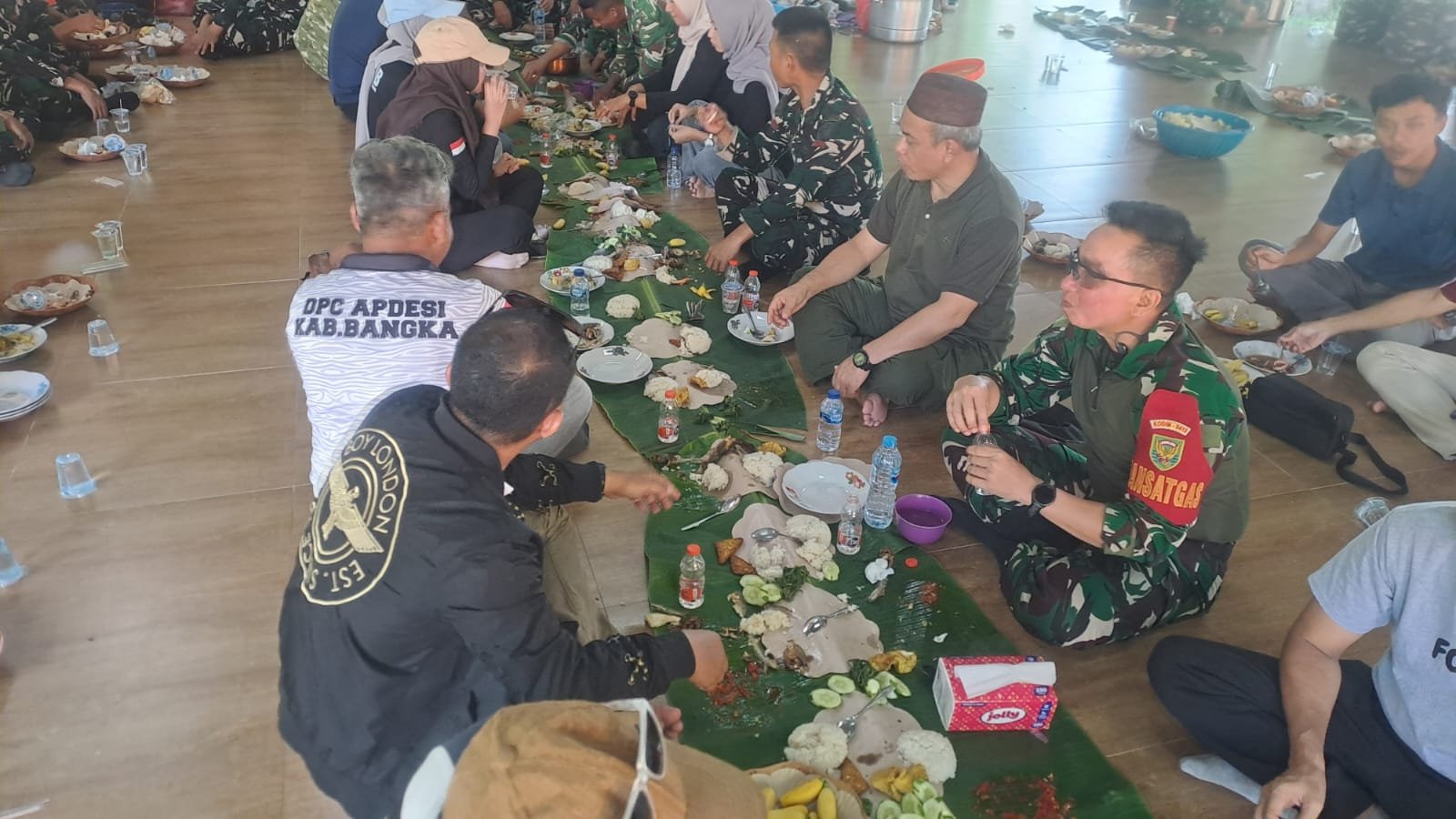Pantai Pulau Tiga Bio Jadi Saksi Hangatnya Kebersamaan Satgas TMMD dan Masyarakat Deniang