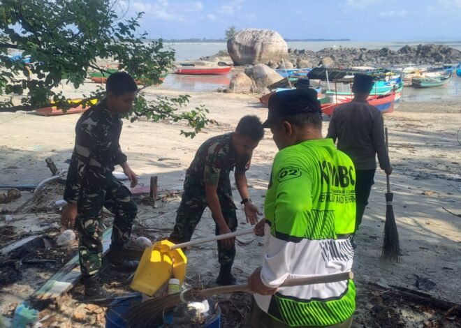 Satgas TMMD Ke-129 Kodim 0413/Bangka Bersama Warga Bersihkan Pantai Pulau Tiga Bio