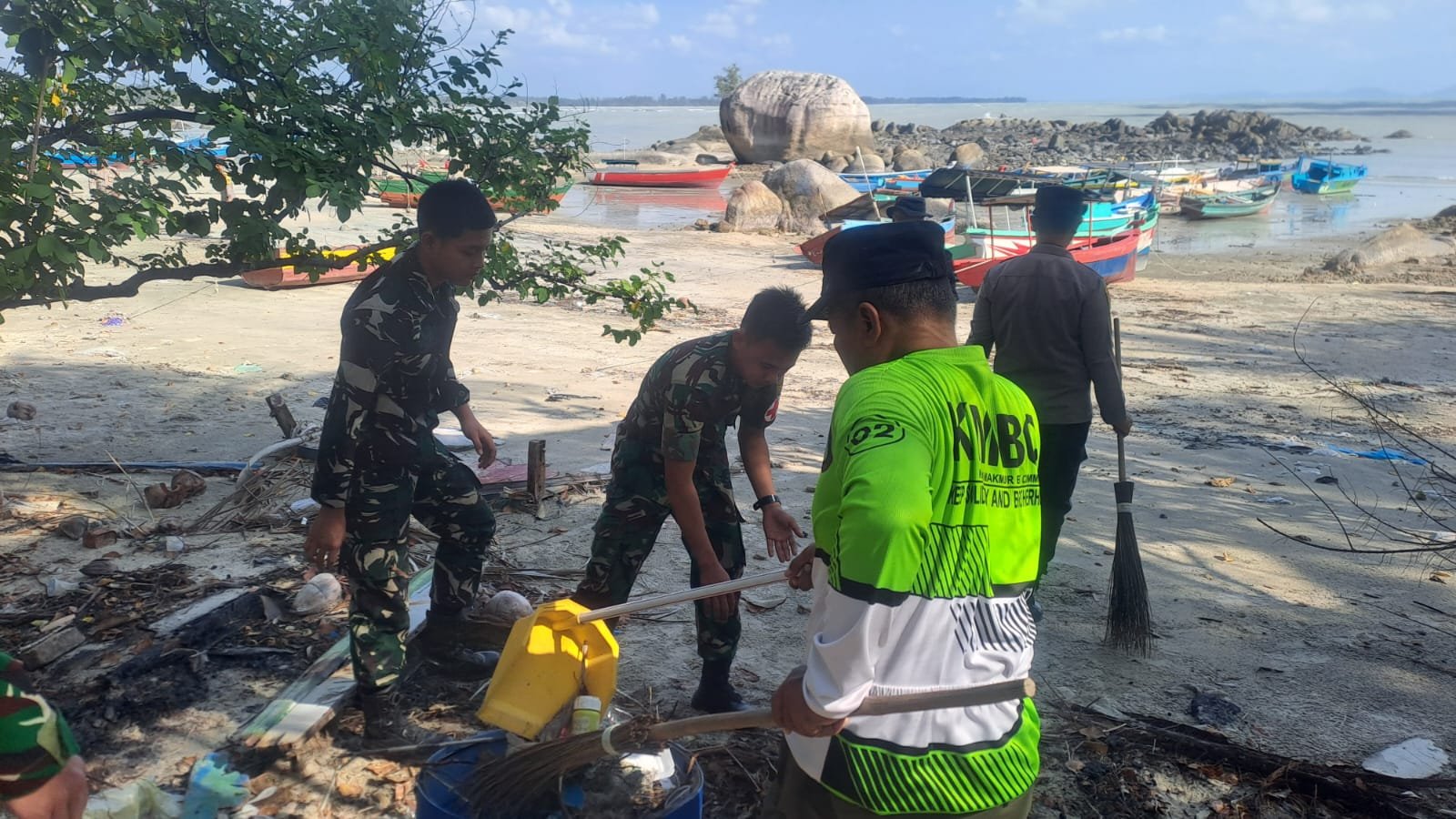 Satgas TMMD Ke-129 Kodim 0413/Bangka Bersama Warga Bersihkan Pantai Pulau Tiga Bio