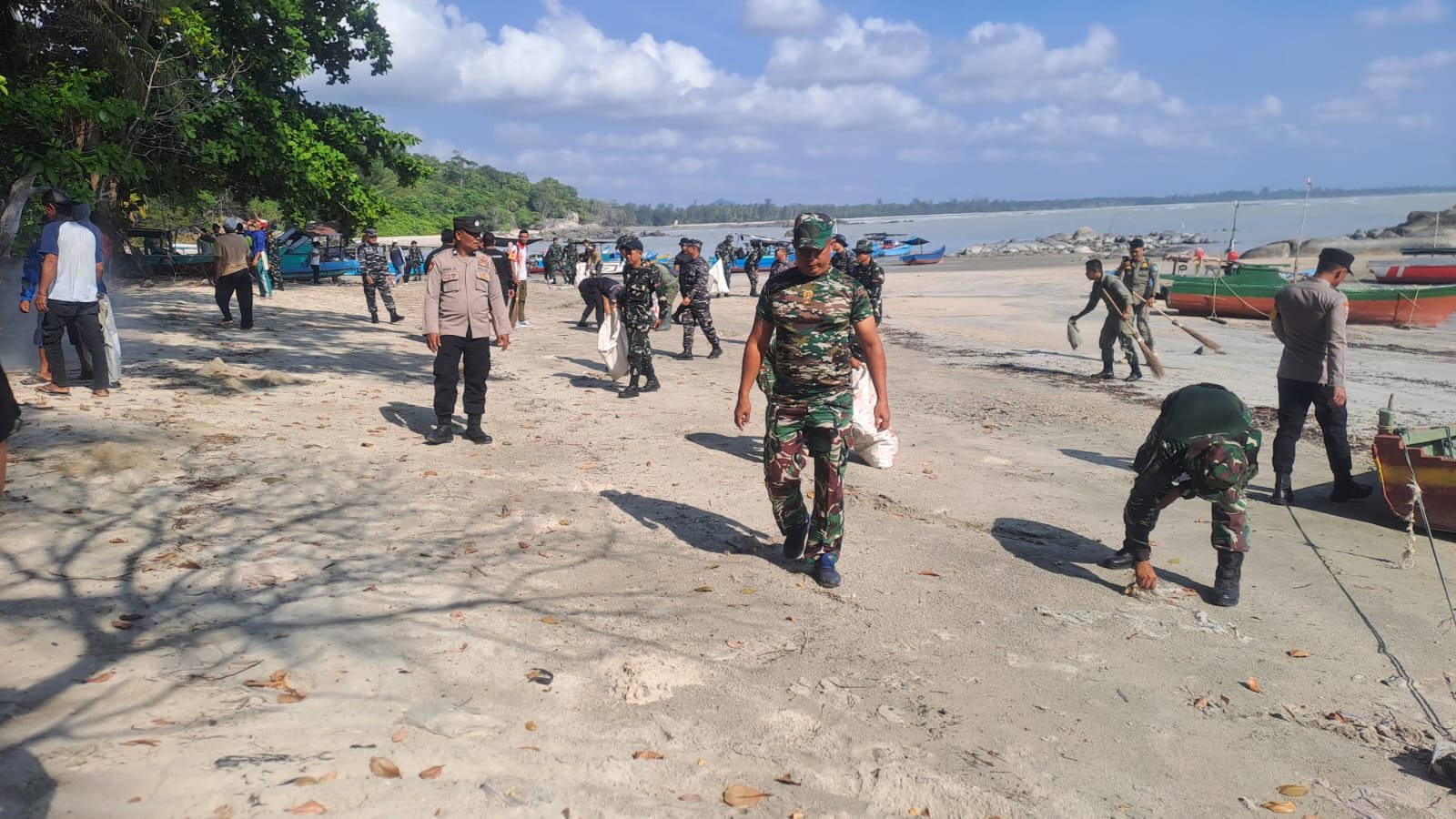Satgas TMMD Ke-129 Kodim 0413/Bangka Dorong Kesadaran Lingkungan Lewat Aksi Bersih Pantai
