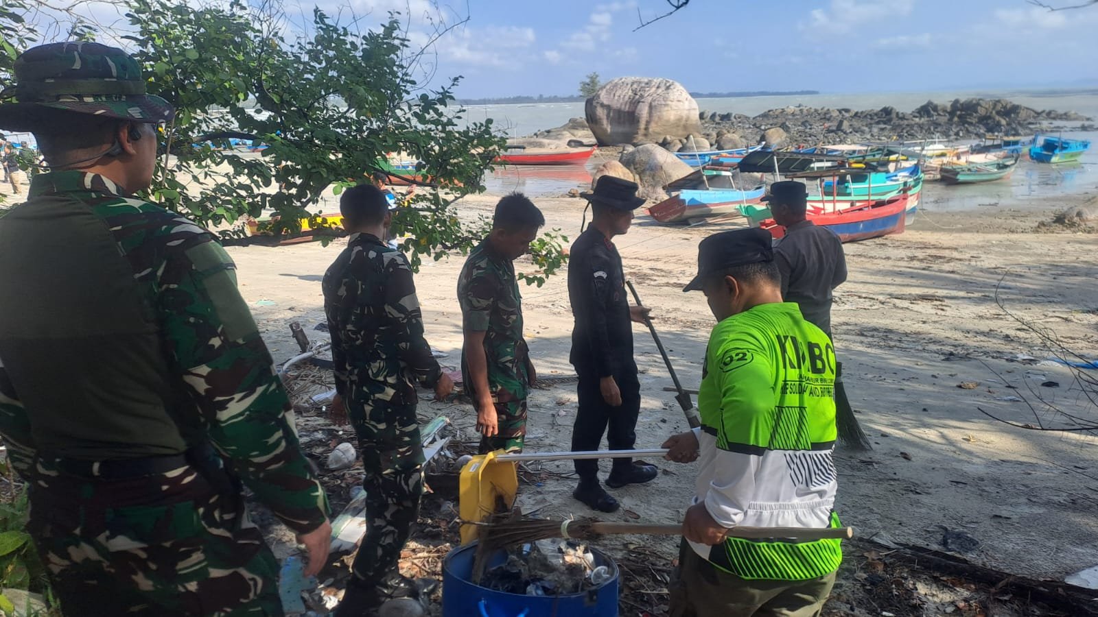 Kerja Bakti Satgas TMMD Ke-129 Kodim 0413/Bangka Dukung Pengembangan Wisata Pantai Pulau Tiga Bio