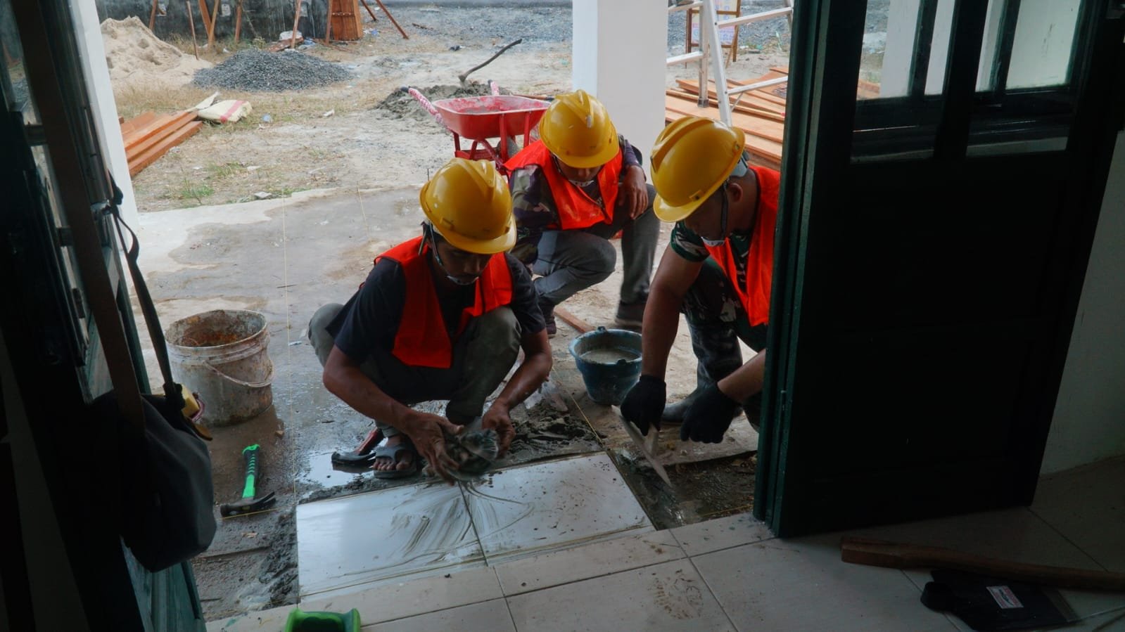 Musholla Darul Iman Masuki Tahap Finishing, Satgas TMMD Ke-129 Mulai Pasang Keramik