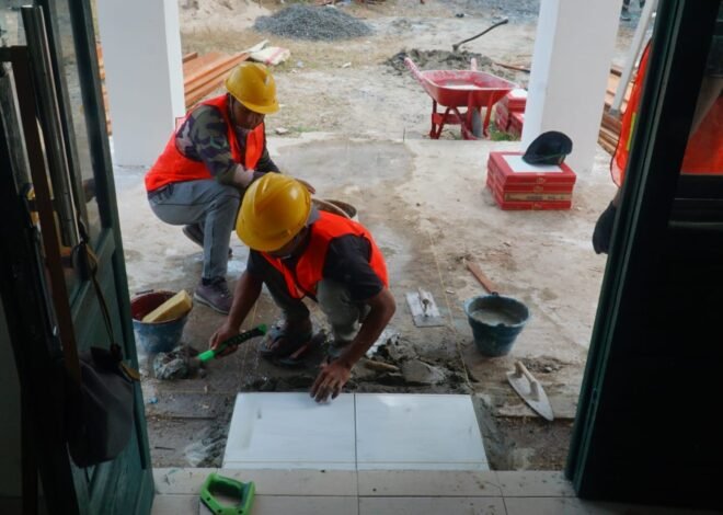 TMMD Ke-129 Perkuat Sarana Ibadah, Pemasangan Keramik Musholla Darul Iman Terus Dikebut