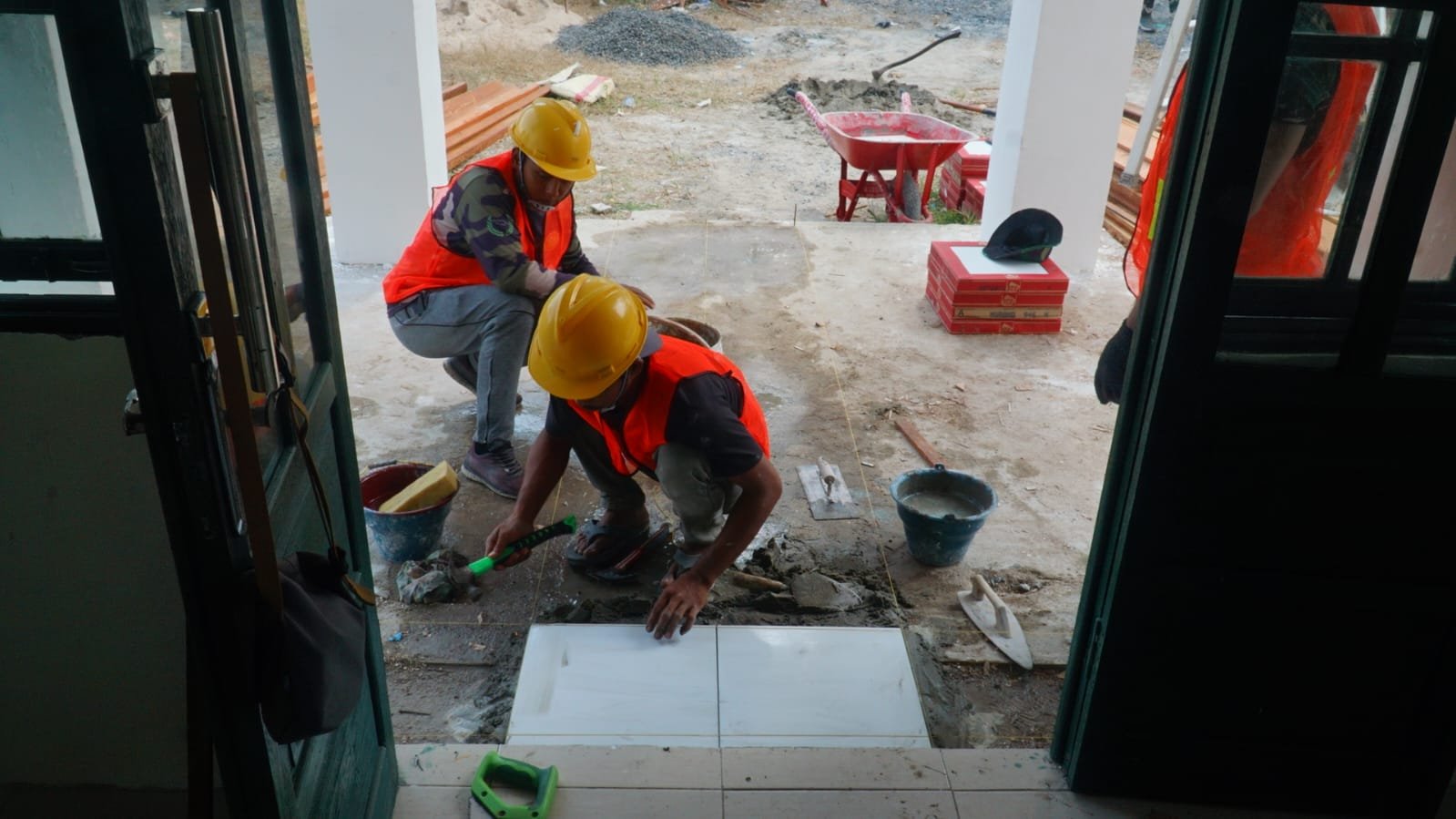 TMMD Ke-129 Perkuat Sarana Ibadah, Pemasangan Keramik Musholla Darul Iman Terus Dikebut