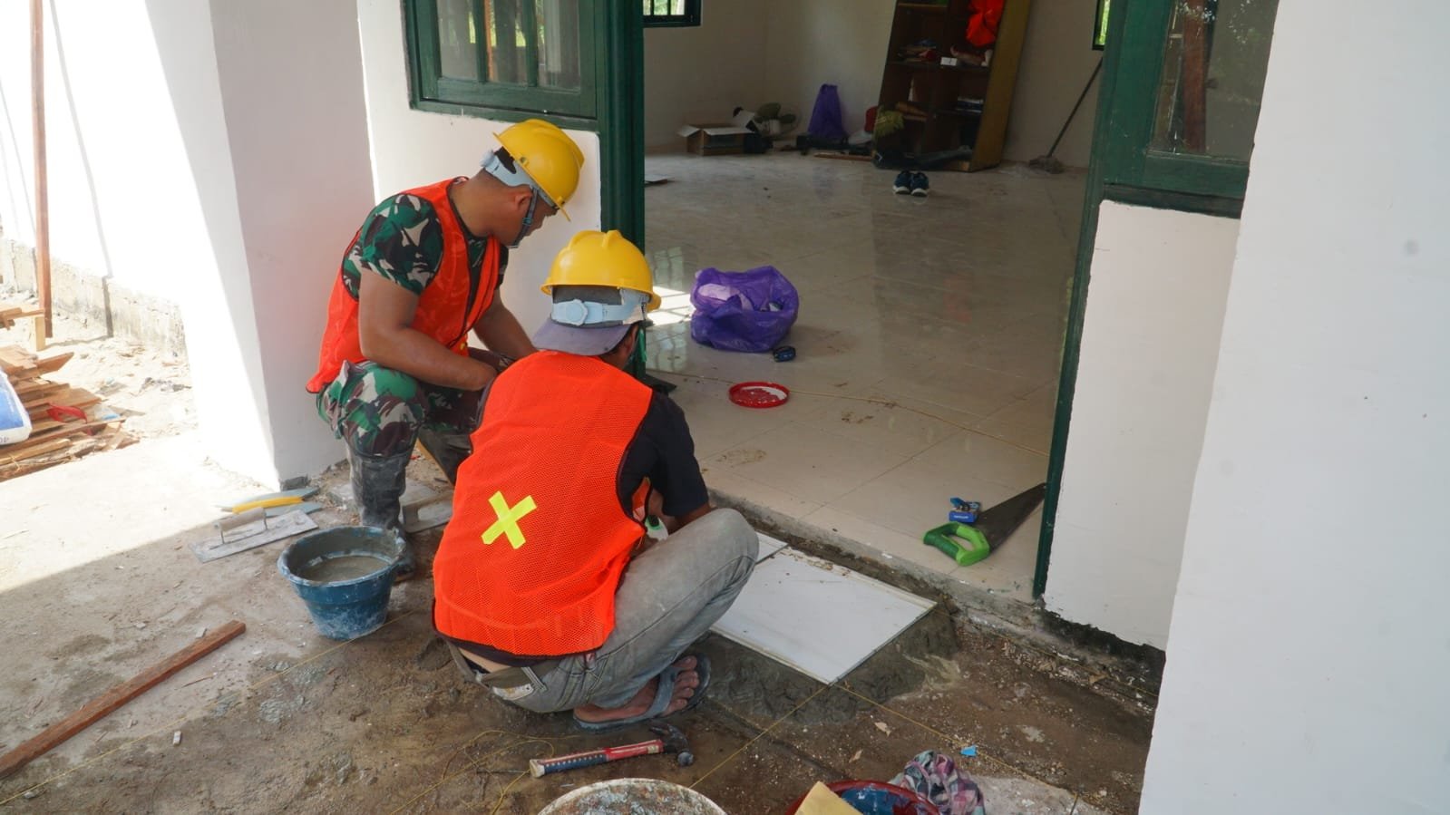 Pemasangan Keramik Musholla Darul Iman Wujud Komitmen TMMD Hadirkan Tempat Ibadah yang Nyaman