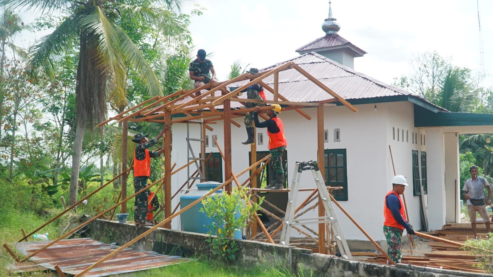 Pembuatan Tempat Wudhu Musholla Darul Iman Terus Dikebut Satgas TMMD Ke-129