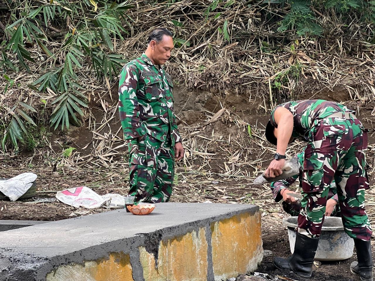 Pastikan Kualitas dan Tepat Waktu, Wadansatgas TMMD Ke-129 Kodim 1626/Bangli Cek Pembangunan Bak Air di Sekardadi