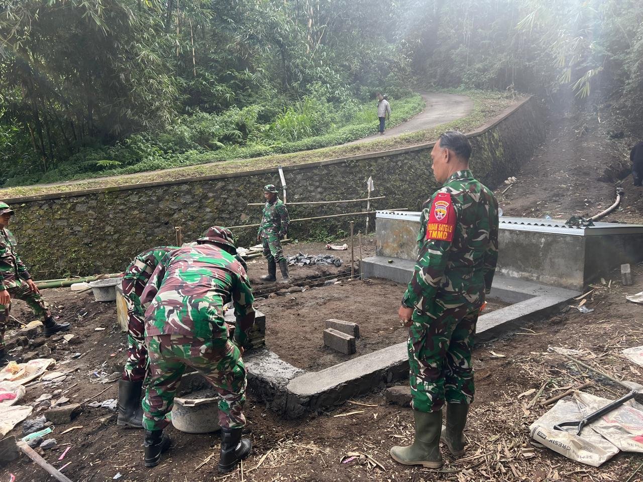 Sokong Kebutuhan Air Bersih Warga, Wadansatgas TMMD 1626/Bangli Pacu Pengerjaan Bak Air di Kintamani