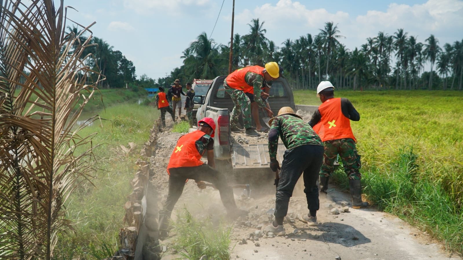 Peningkatan Becros Jalan 1,2 Kilometer Dikebut, TMMD Ke-129 Perkuat Akses Transportasi Desa