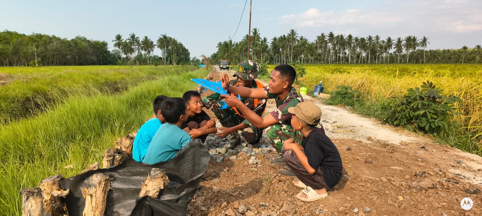 Senyum Ceria Anak-Anak Kapuas: Bukti Nyata Kemanunggalan TNI dan Rakyat di TMMD ke-129