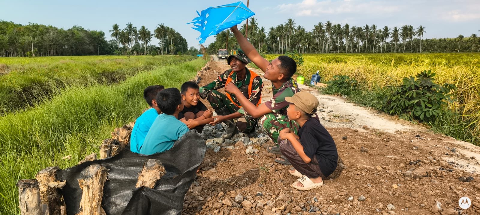 Gelak Tawa di Sela Material: Saat Satgas TMMD Jadi “Sahabat Bermain” Anak Desa Bandar Raya