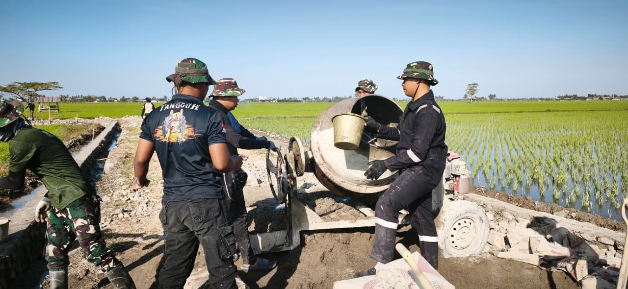 Percepat Pekerjaan Fisik, Satgas TMMD Ke-129 Kodim 1404/Pinrang Gunakan Molen untuk Aduk Campuran Semen