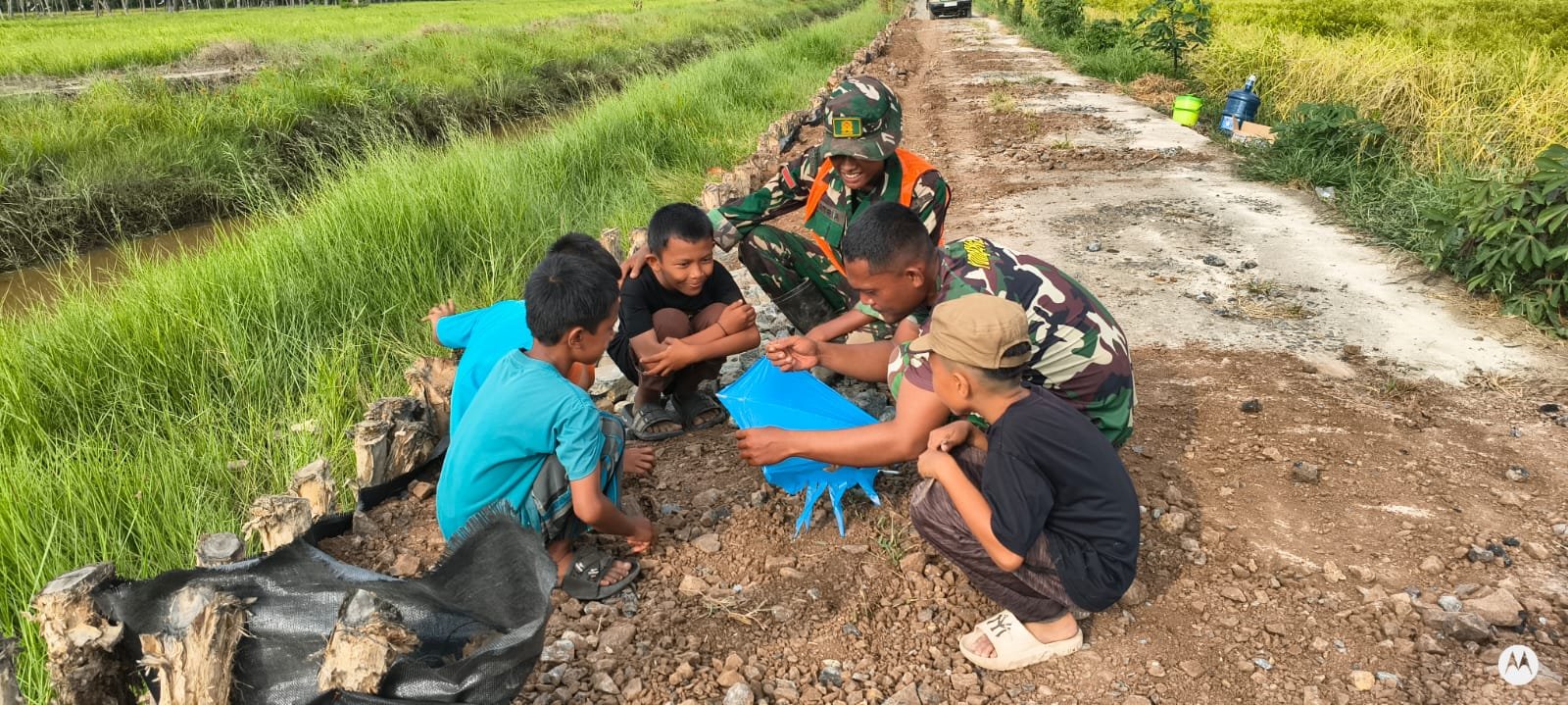 Lebih dari Sekadar Membangun Desa, Satgas TMMD Ukir Kenangan Indah Bersama Anak-Anak RT 13