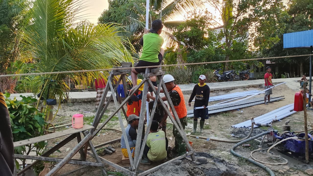 Bahu-Membahu di Desa Bandaraya: Manunggalnya TNI dan Warga Garap Pipa Air Bersih