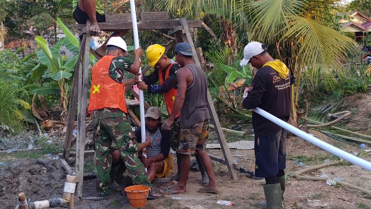 Wujudkan Desa Sehat, Satgas TMMD Kodim 1011/Klk Kejar Penuntasan Pipa Sumur Bor Sas 3