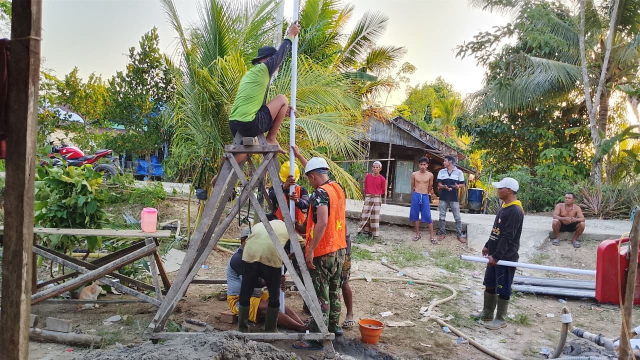 TMMD Ke-129 Kapuas Akselerasi Kesejahteraan Desa Lewat Pemasangan Pipa Sumur Bor