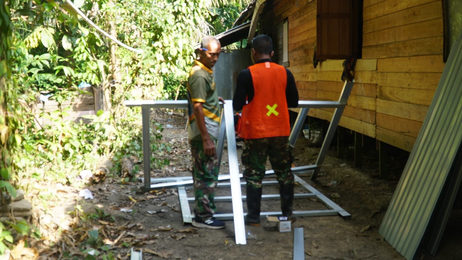 Satgas TMMD Ke-129 Kodim 1011/Kuala Kapuas Kebut Pembangunan Rumah MCK Ibu Jubaidah