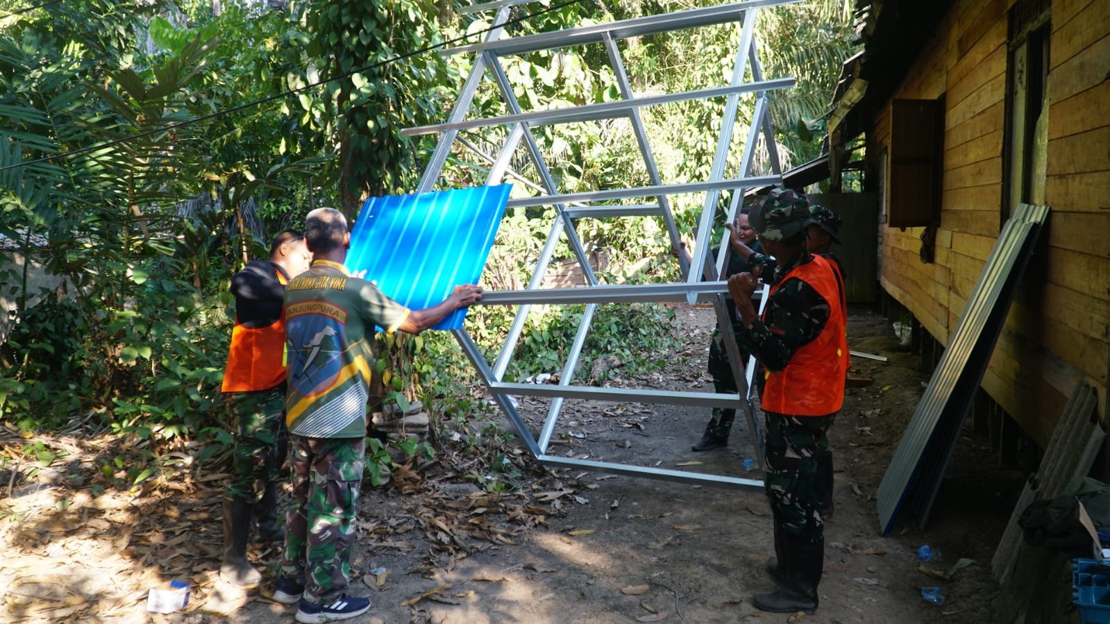 Gotong Royong TNI dan Warga Bandaraya Rakit MCK Sasaran 4 TMMD