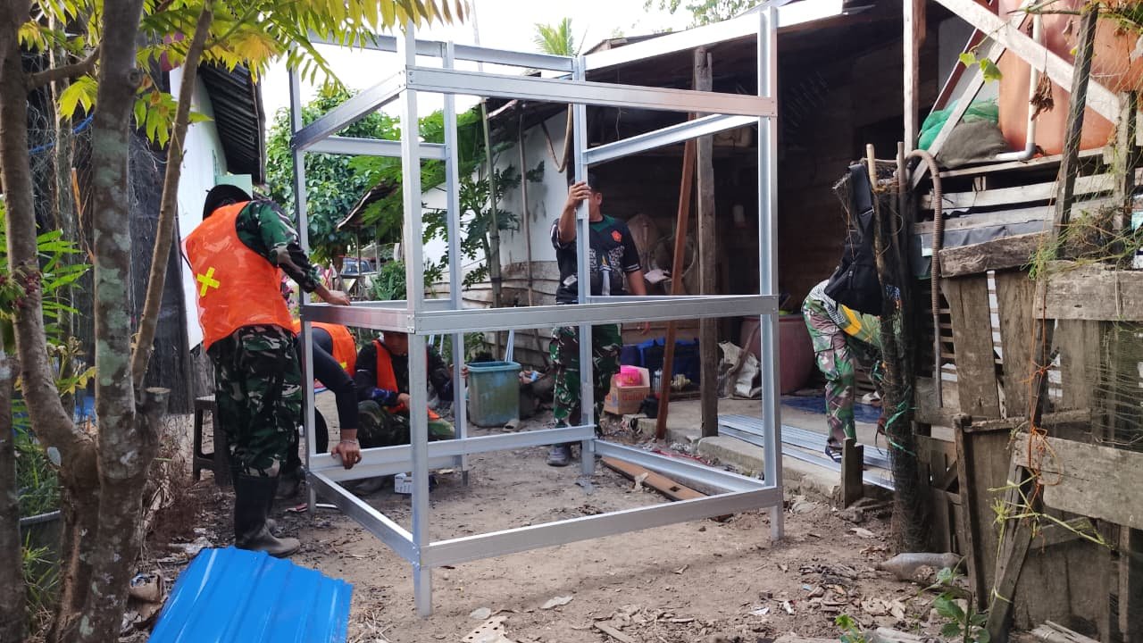 Bahu-Membahu Demi Pola Hidup Sehat, Satgas TMMD Ke-129 dan Warga Desa Bandaraya Rakit Rumah MCK