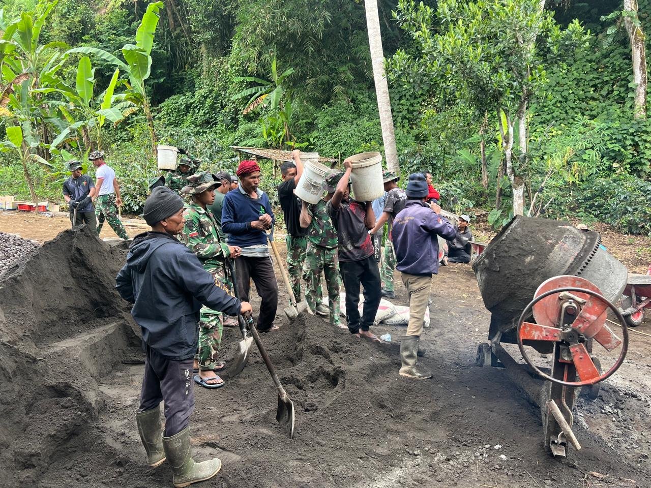 Gotong Royong Satgas dan Warga Jadi Kunci Progres 33 Persen Rabat Beton TMMD Ke-129