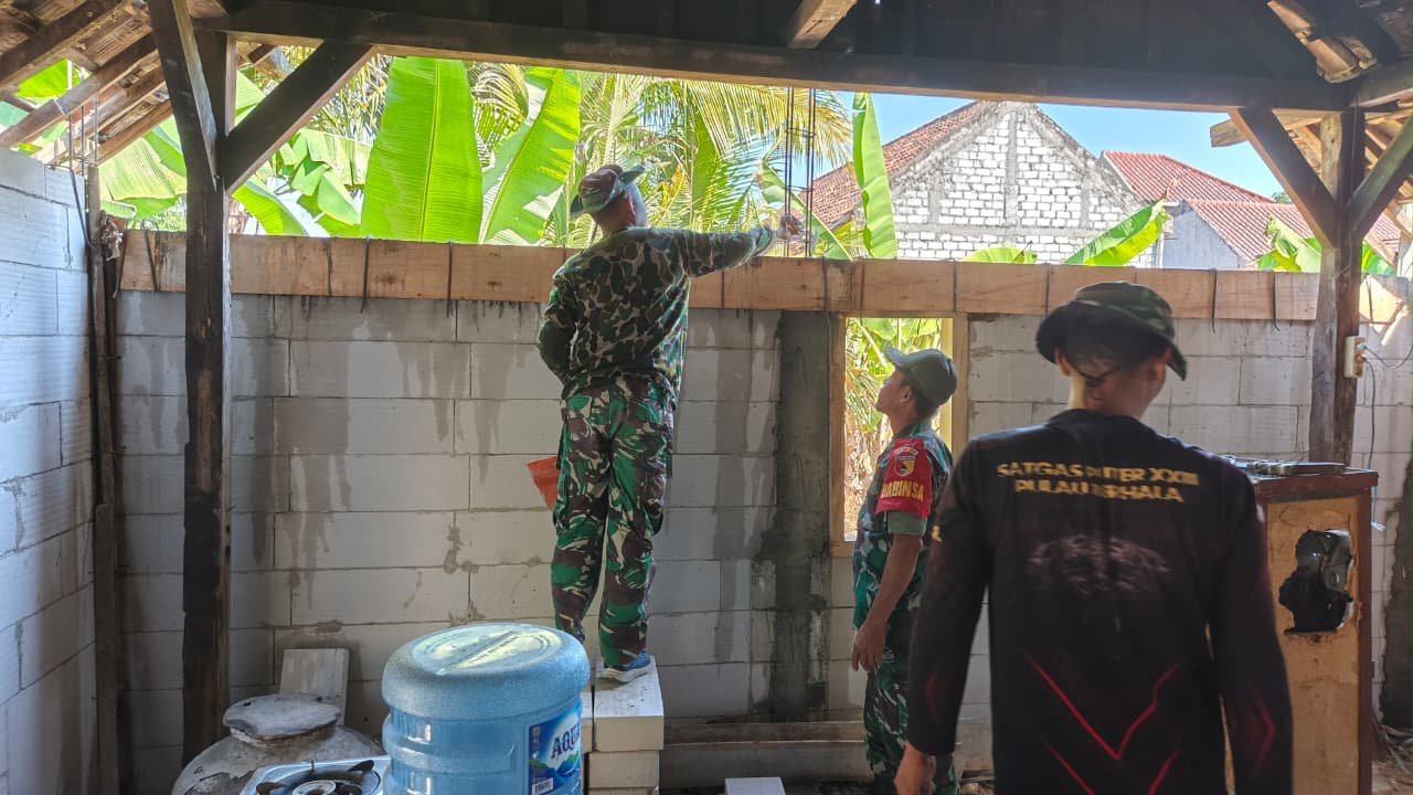 Kawal Mutu Pembangunan, Babinsa Sertu Muin Aktif Pantau dan Cek Pengerjaan Rutilahu Program TMMD 129
