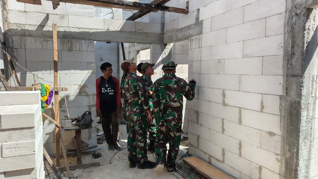 Pastikan Standar Mutu Hunian, Danton Satgas Letda Inf Hasan Aktif Cek dan Kontrol Pembangunan 10 Unit Rutilahu di Dusun Tlemang dan Bakon