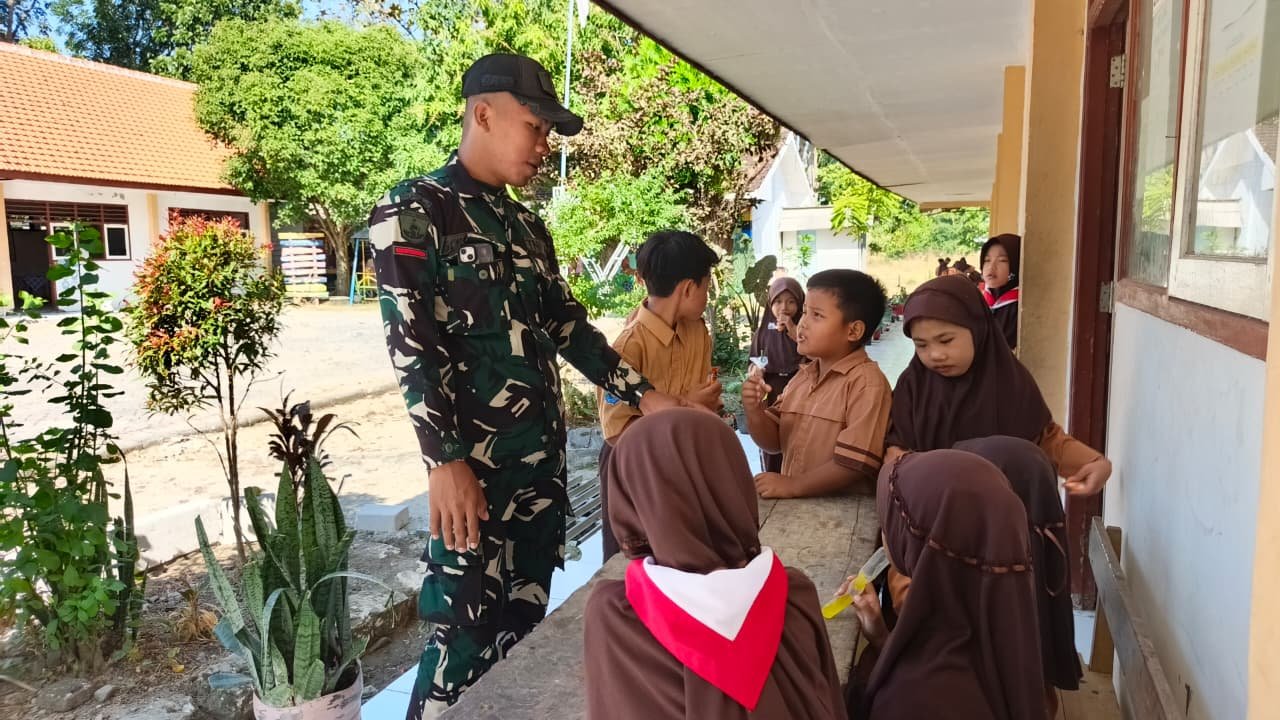 Kedekatan Satgas TMMD dan Pelajar SDN 2 Tlemang Pererat Kemanunggalan TNI dengan Generasi Muda