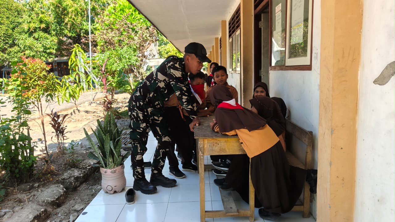 Sela Istirahat TMMD Dimanfaatkan Prada Sholah Tanamkan Motivasi Belajar kepada Anak-anak Desa Tlemang
