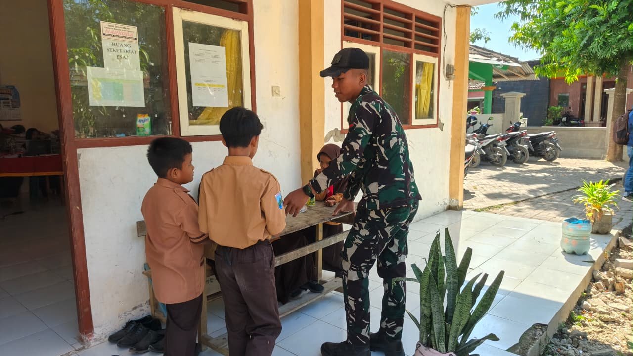 Tawa Anak-anak SDN 2 Tlemang Jadi Penyemangat Satgas TMMD 129 Menuntaskan Pembangunan Desa