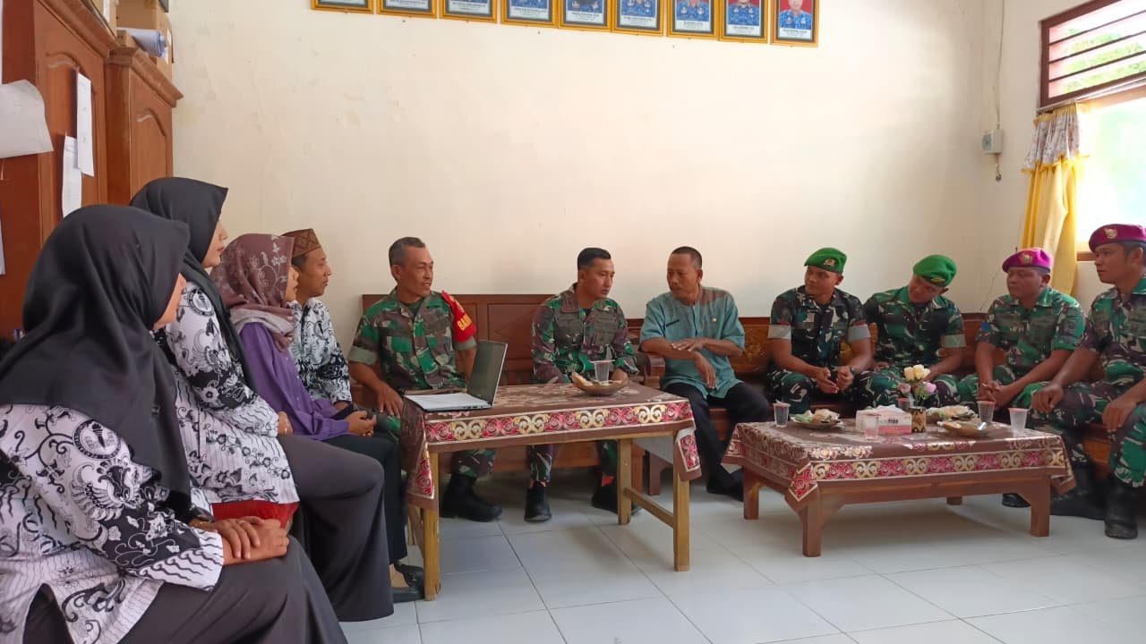 Danton Satgas TMMD Bahas Penanaman Disiplin dan Wawasan Kebangsaan Bersama Guru SDN 2 Tlemang
