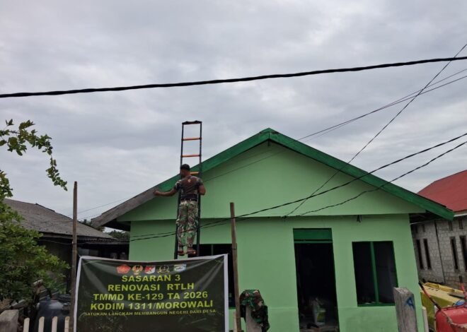 Satgas TMMD Ke-129 Lanjutkan Pengecatan Dinding Luar RTLH Milik Bapak Suhardin