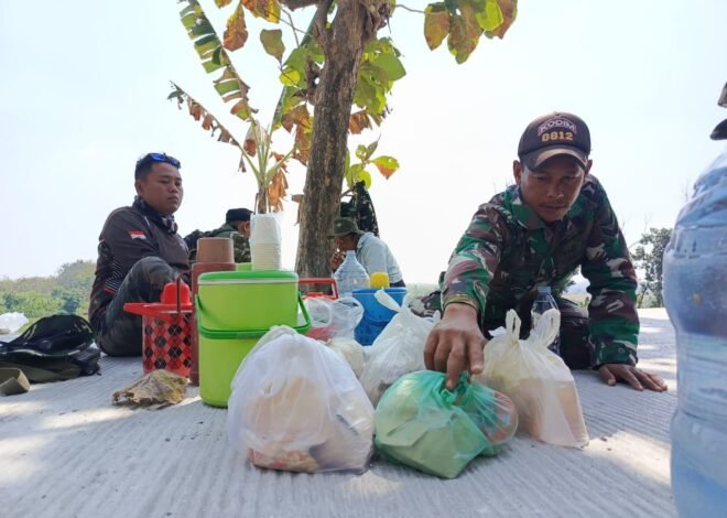 Istirahat Siang Satgas TMMD Jadi Ajang Pererat Kemanunggalan TNI dan Warga Desa Tlemang