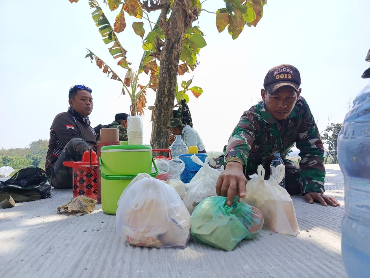 Istirahat Siang Satgas TMMD Jadi Ajang Pererat Kemanunggalan TNI dan Warga Desa Tlemang