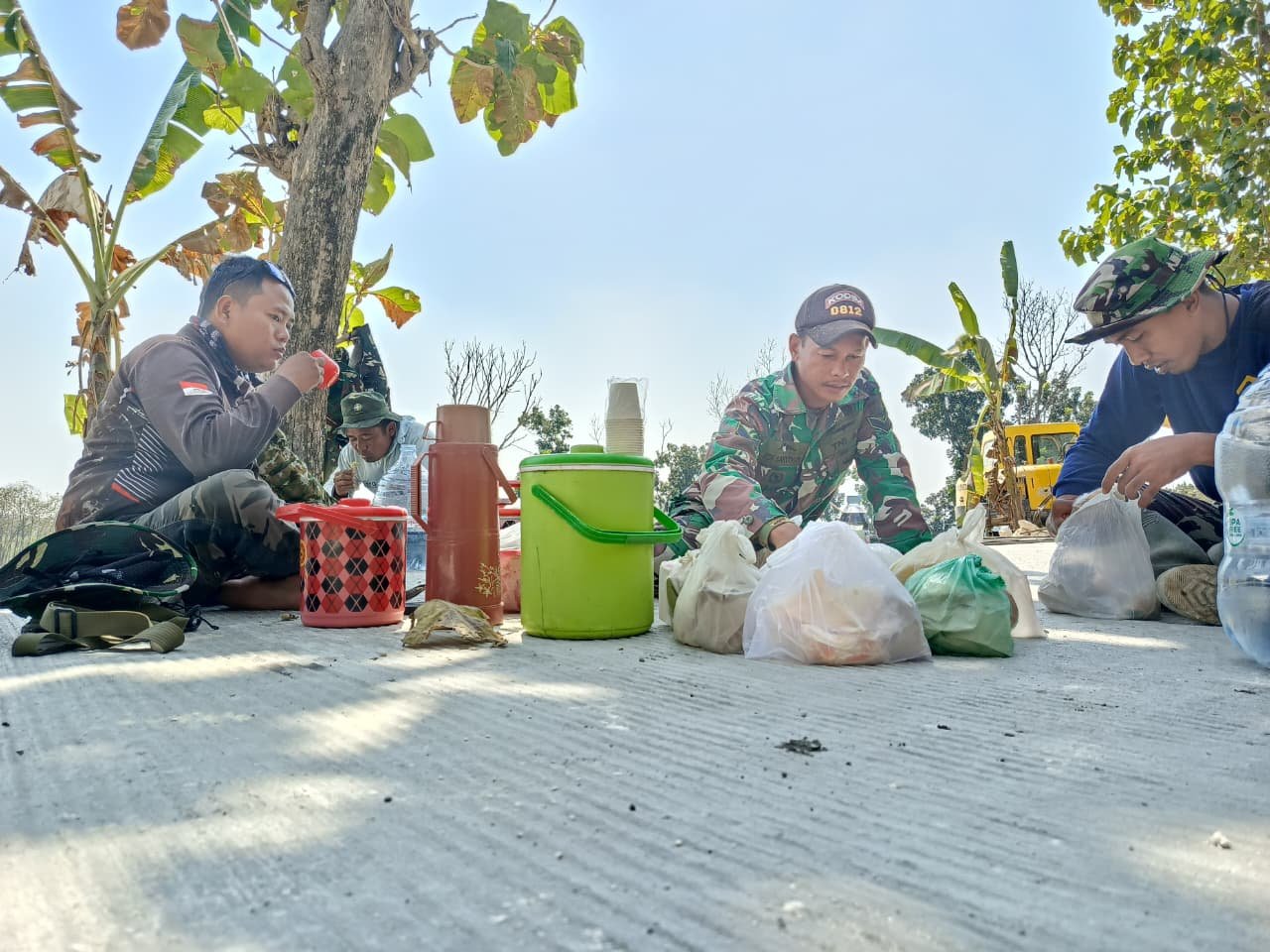Suguhan Sederhana Warga Desa Tlemang Wujud Apresiasi atas Pengabdian Satgas TMMD 129
