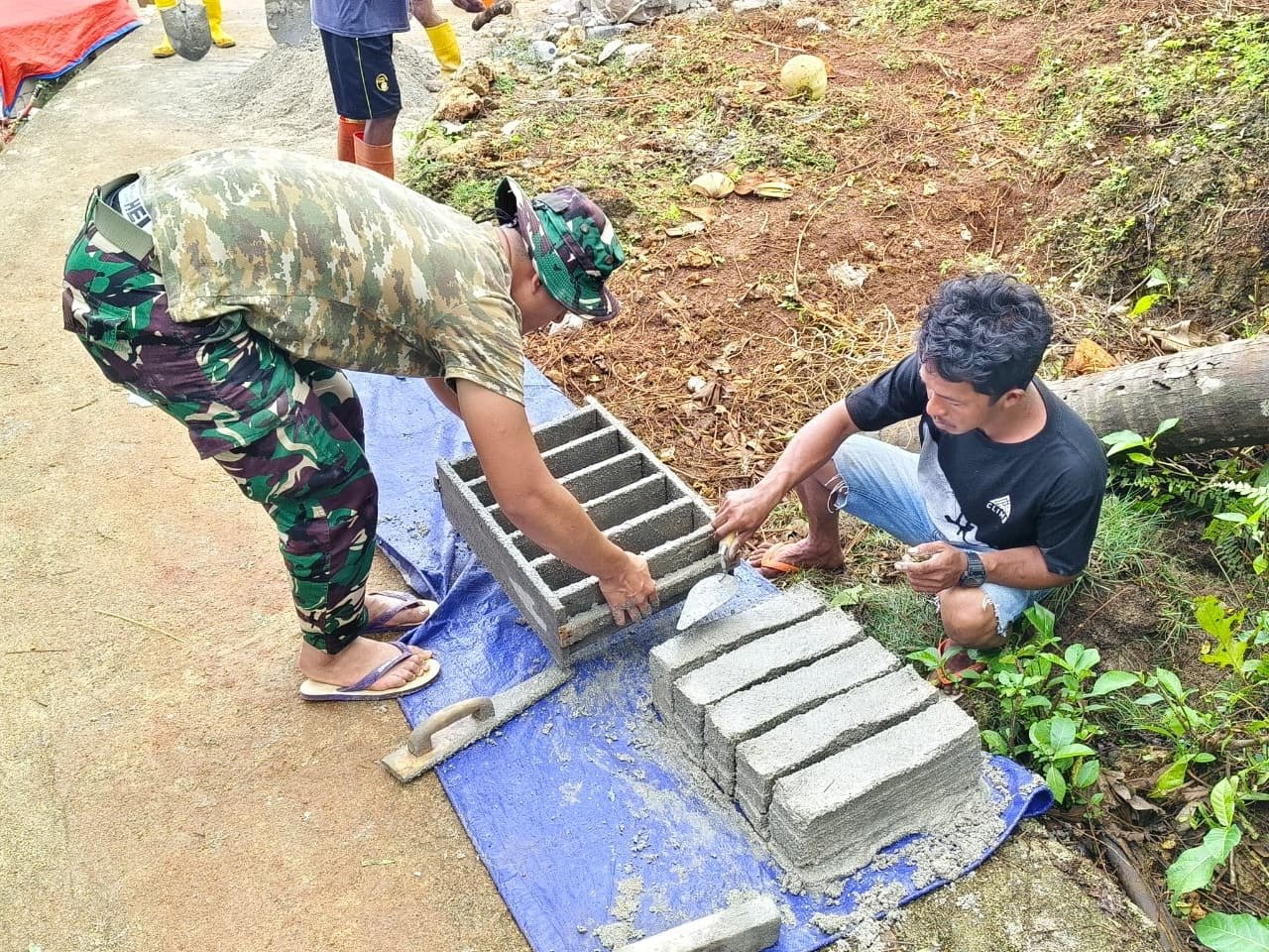 Pembuatan Batako Dikebut, Dukung Pembangunan MCK Masjid Desa Polewali