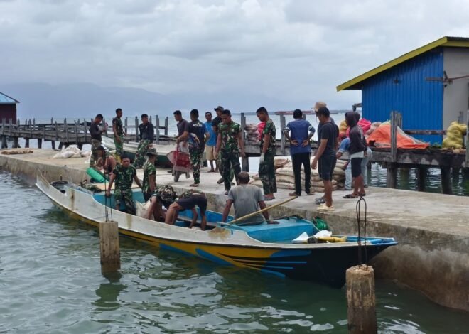 Semangat Gotong Royong, Warga dan Satgas TMMD Bahu-Membahu Turunkan Material Semen dari Kapal