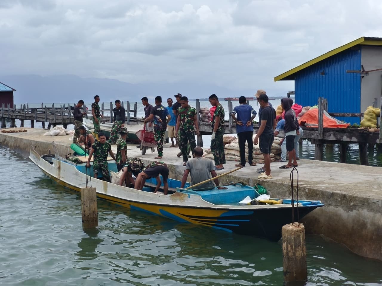 Semangat Gotong Royong, Warga dan Satgas TMMD Bahu-Membahu Turunkan Material Semen dari Kapal