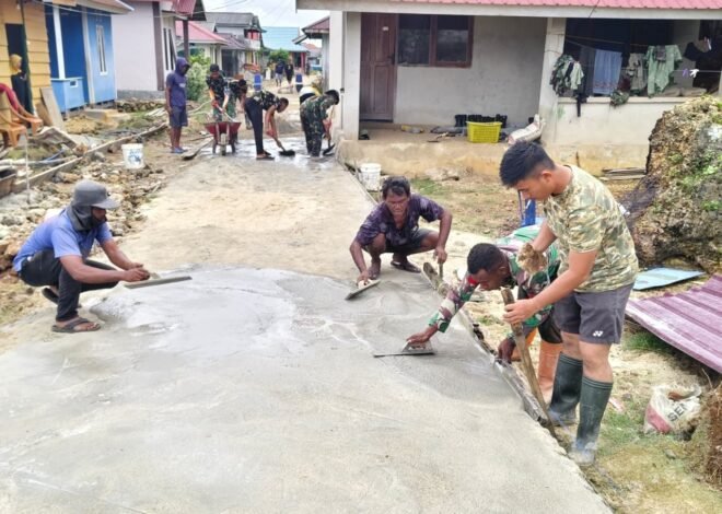 Semangat gotong royong ditunjukkan personel Satgas TMMD Ke-129 Kodim 1311/Morowali bersama masyarakat
