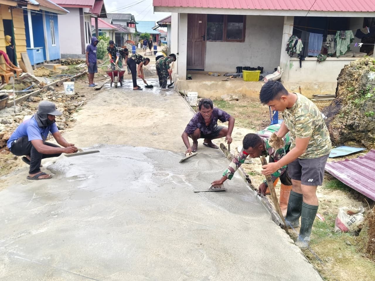 Semangat gotong royong ditunjukkan personel Satgas TMMD Ke-129 Kodim 1311/Morowali bersama masyarakat