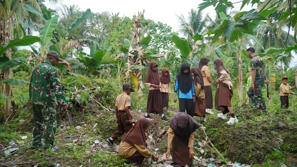 Kerja Bakti Satgas TMMD dan Siswa SDN Umbele Wujudkan Lingkungan Sekolah Bersih dan Nyaman
